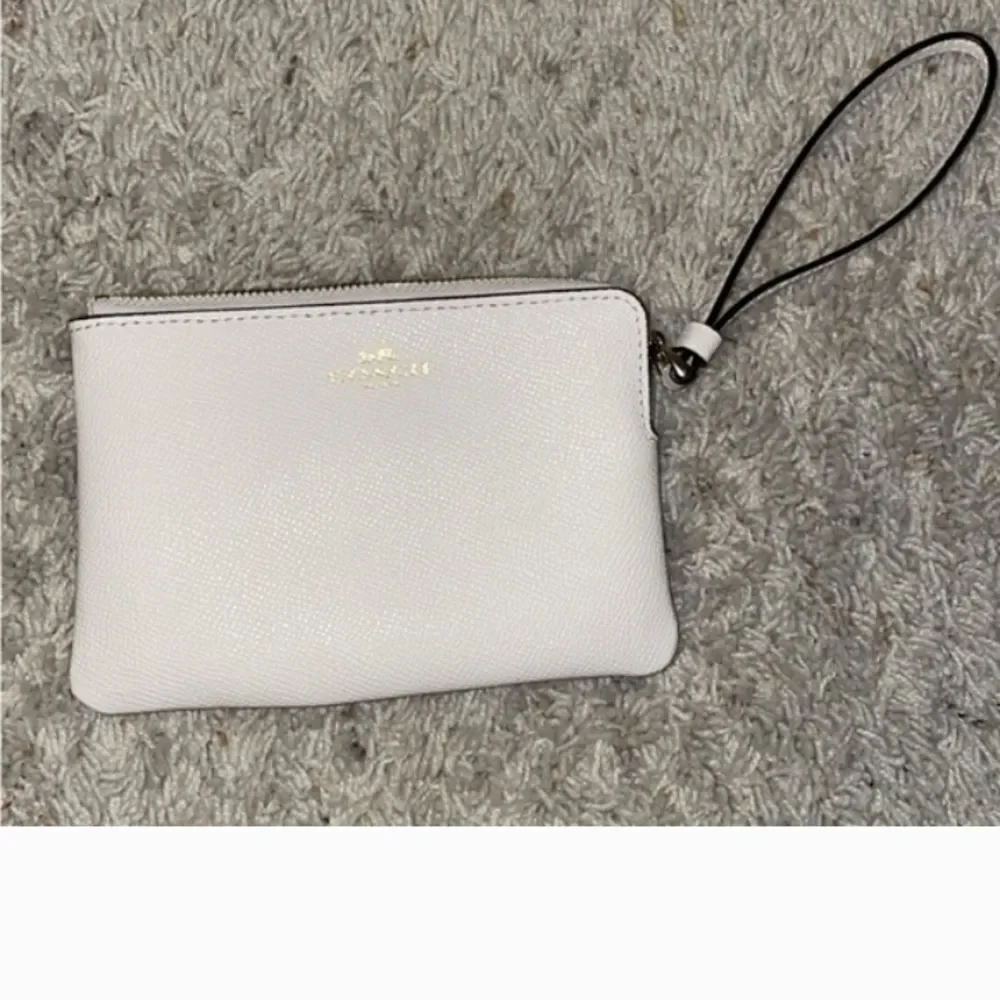 Coach Corner Zip Wristlet in White Signature Canvas NWT Authentic Mini Bag